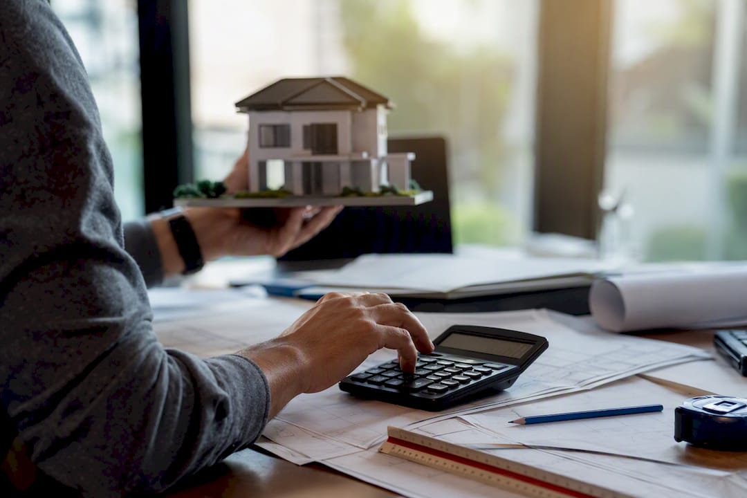 1787288524160_Hands-calculating-fix-and-flip-loan-costs Hands calculating fix and flip loan costs
